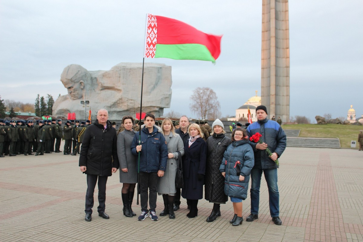 Возложены цветы защитникам Отечества 