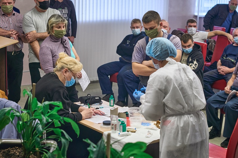 Продолжается вакцинация  работников БКХ